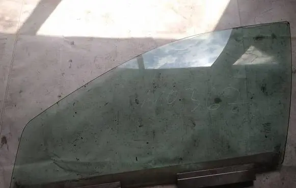 Volvo XC70 Front door window glass four-door as2