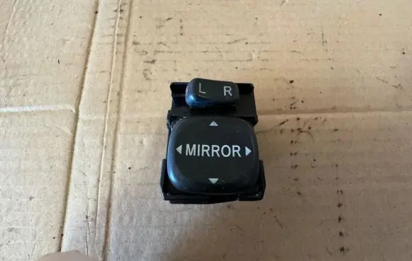 Toyota Corolla Verso AR10 Wing mirror switch 183574