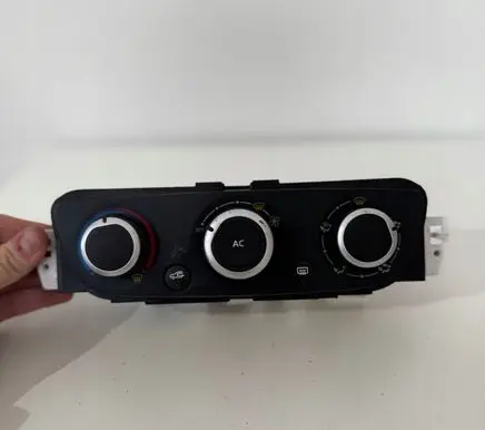 Renault Megane III Climate control unit E1072183A