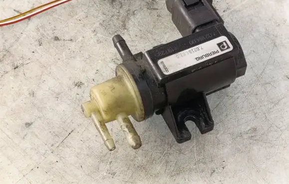 Volkswagen PASSAT B5.5 Turbo solenoid valve 702184010 19T295 70218400