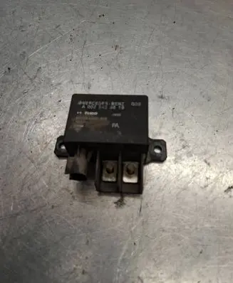 Mercedes-Benz E W211 Charging relay A0025423819 V23132A2001X14