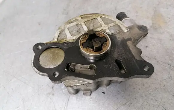 Volkswagen Golf Plus Vacuum pump 03L145100F