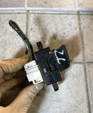 Nissan Almera N16 Electric window control switch 3404Z