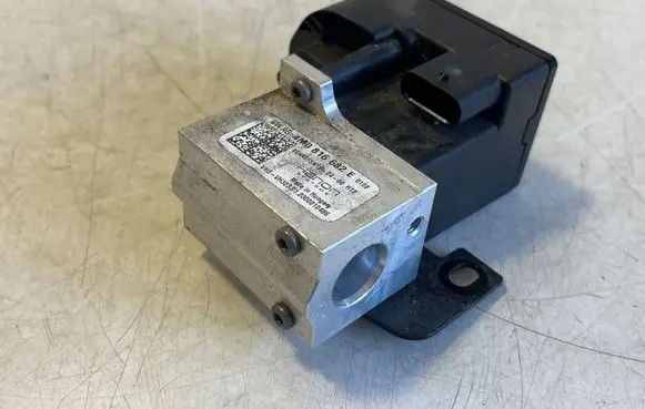 Porsche Taycan 9J1 Air conditioning (A/C) expansion valve 4M0816682E