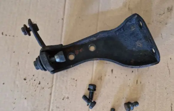 Volkswagen Golf II Fuel pump bracket 068130197 N01023929 068130143C