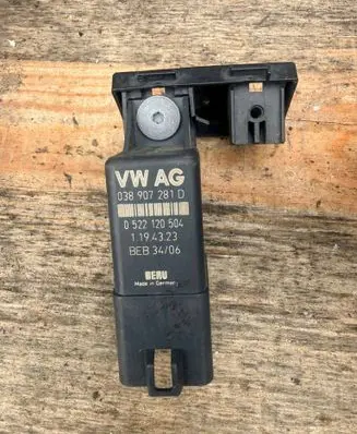 Volkswagen PASSAT B6 Glow plug pre-heat relay 038907281D