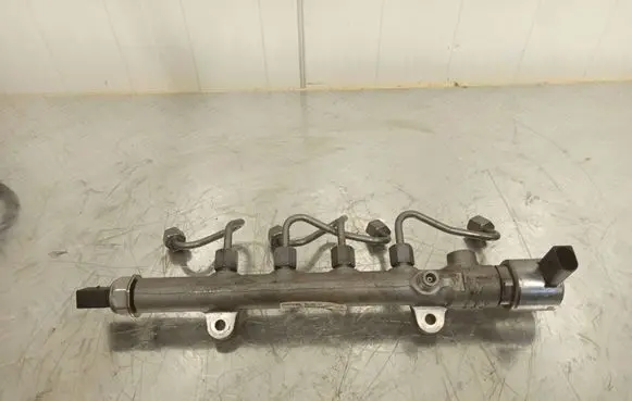 Mercedes-Benz C W204 Fuel main line pipe A6510700495 R9144Z240A