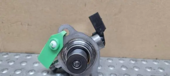 Volkswagen Golf VII Mechanical fuel pump 05E127027