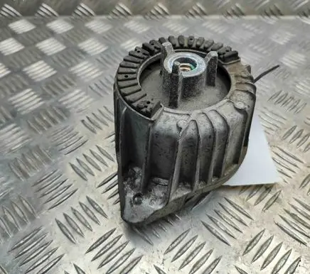 Mercedes-Benz C W204 Engine mount bracket A2042404917