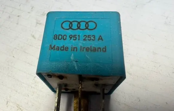 Volkswagen PASSAT B5.5 Other relay 8D0951253A