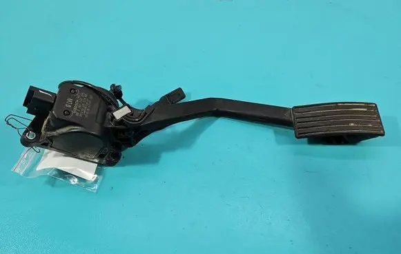 Accelerator throttle pedal