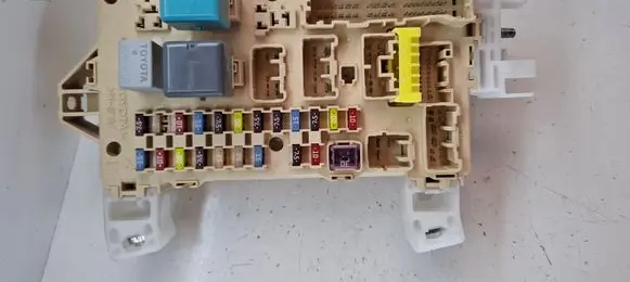 Toyota Corolla Verso AR10 Fuse module 892210F010 905765