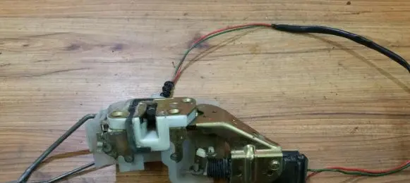 Mazda 323 F Front door lock