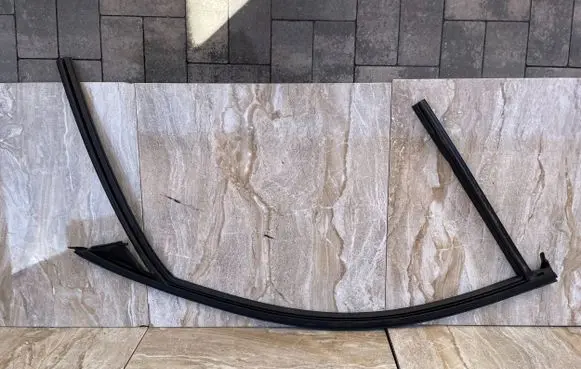 Volvo C40 Front door rubber seal 33756574