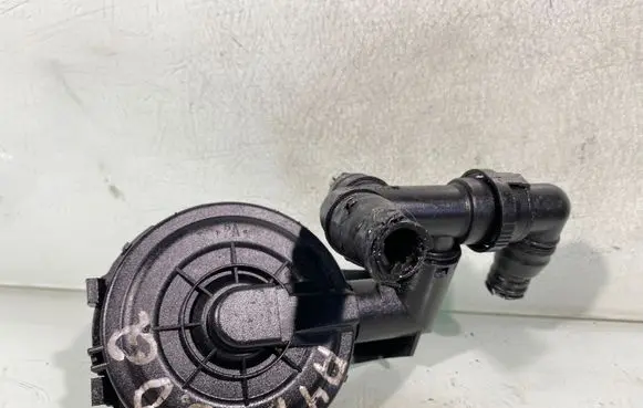 Audi A4 S4 B6 8E 8H Breather valve 06c103245