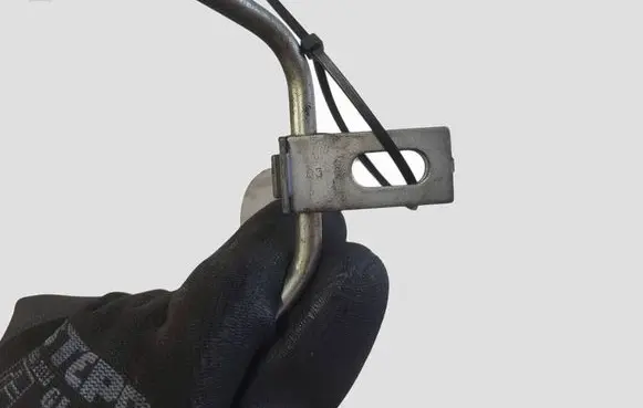 Jaguar XE Fuel injector supply line/pipe