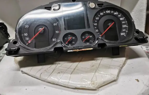 Volkswagen PASSAT B6 Speedometer (instrument cluster) 3C0920870TX B895