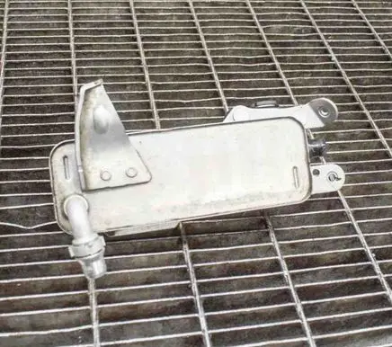 Engine oil radiator