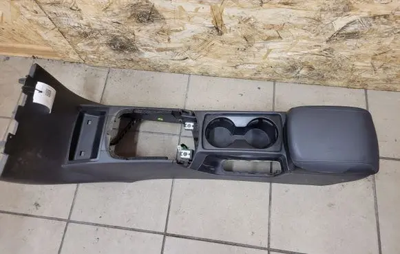 Volvo V50 Center console 33374M 8687408