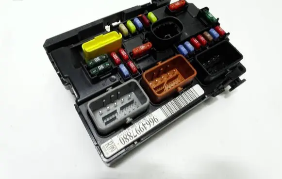 Peugeot 1007 Fuse module 9664997880