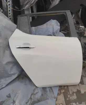 Nissan Leaf II (ZE1) Rear door