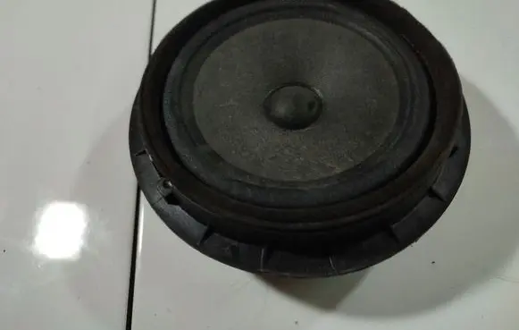 Suzuki Swift I Front door speaker