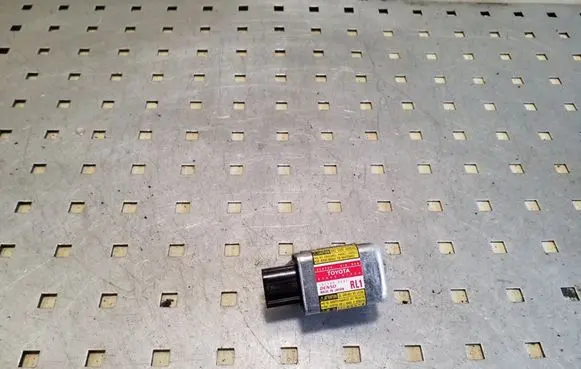 Toyota Prius (XW20) Airbag deployment crash/impact sensor 8986047040 1879000892