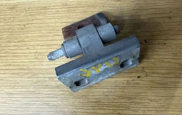 Volvo XC90 Front door upper hinge 