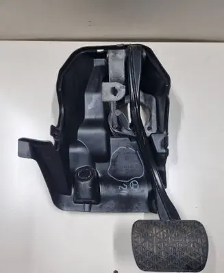 Mercedes-Benz E W211 Brake pedal A2116840918 105894
