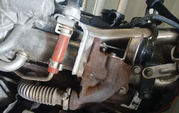 Nissan Juke I F15 EGR valve cooler 147355713R