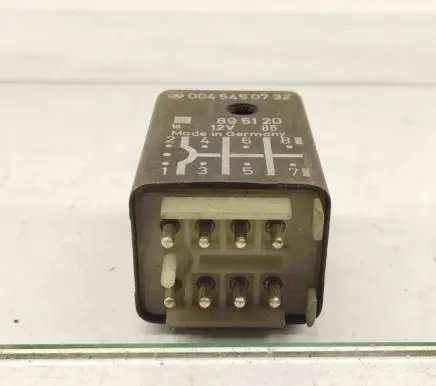 Mercedes-Benz S W126 Seat belt warning relay 0045450732
