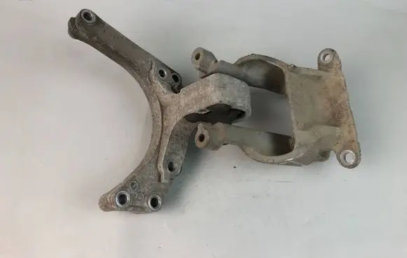 Subaru Outback Engine mounting bracket
