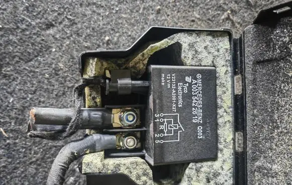 Mercedes-Benz C W204 Battery relay fuse A0035422619