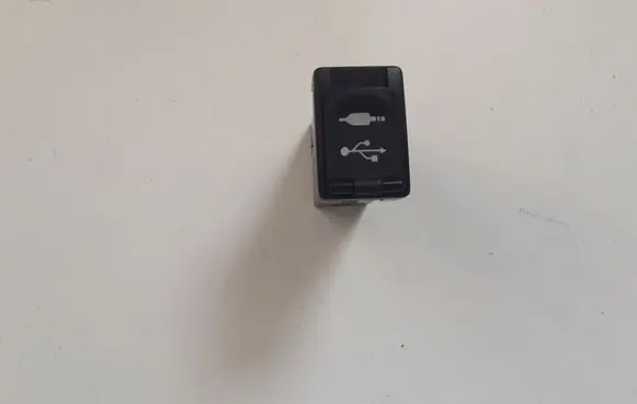 Toyota RAV 4 (XA40) AUX in-socket connector 8619042040