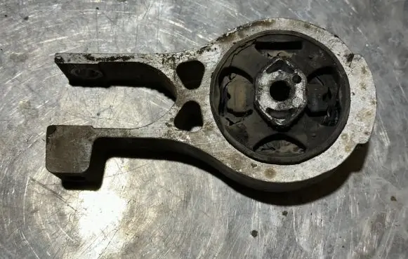 Peugeot 508 Engine mount bracket