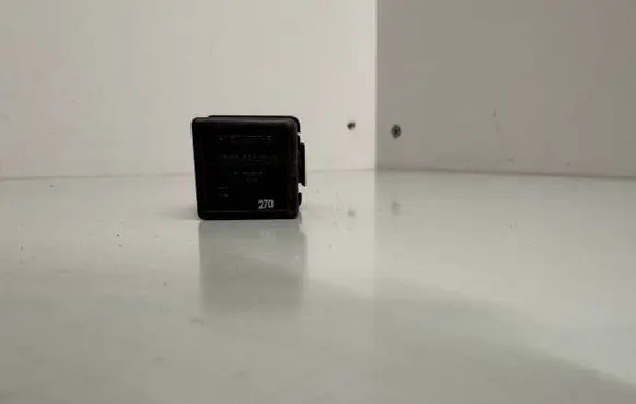 Volvo S40, V40 Hazard warning light relay V23134B52X240