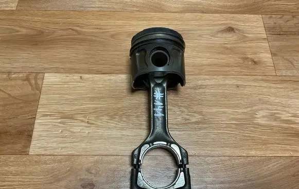 Opel Insignia A Piston with connecting rod 