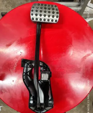 Mercedes-Benz C W204 Brake pedal A2042902301 0731622202 PP204290074