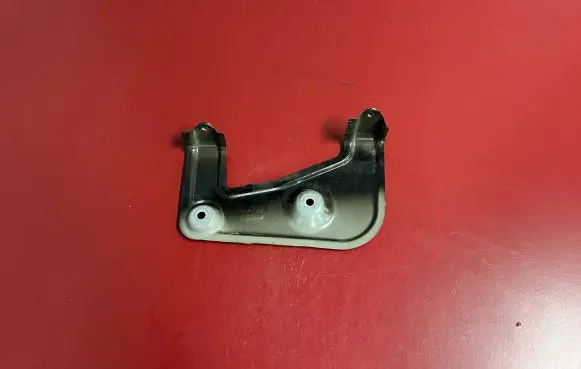 Fender mounting bracket