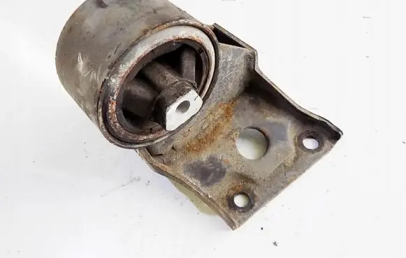 Nissan Primera Engine mount bracket