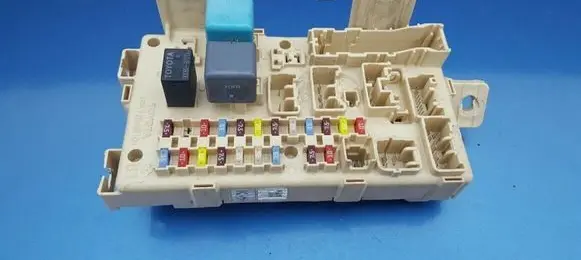 Toyota Avensis T250 Fuse module 8264105030a