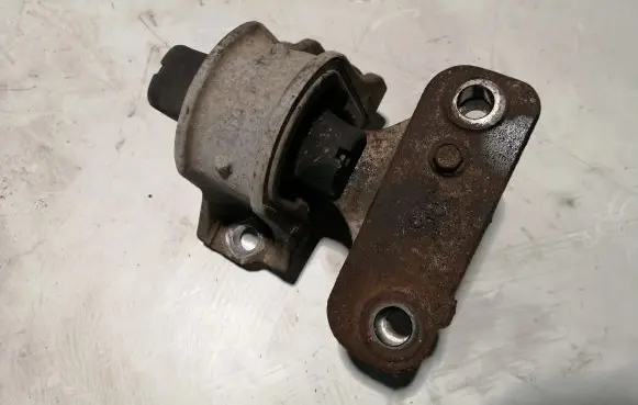 Honda CR-V Engine mount bracket