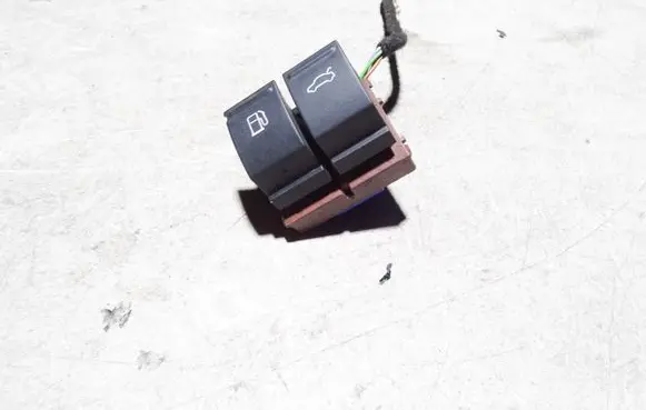 Volkswagen PASSAT B6 Fuel tank opening switch 3C0959903B
