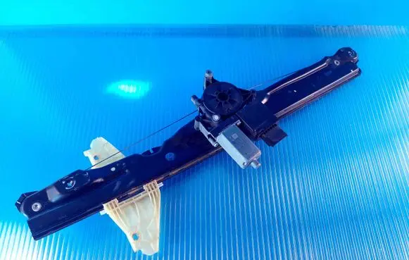 Rear door manual window regulator