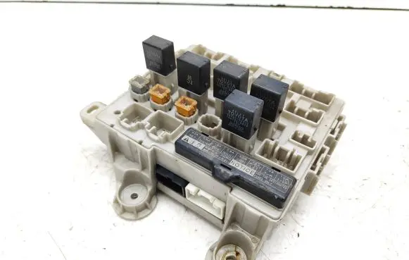 Toyota Previa (XR30, XR40) II Fuse module 8922128040