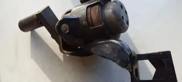 Mazda MPV Engine mount bracket