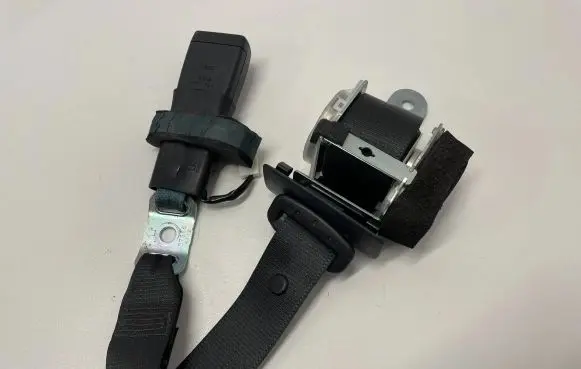 Middle seatbelt (rear)