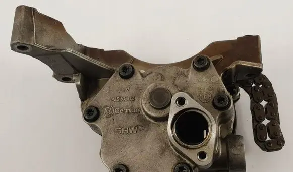 Skoda Octavia Mk2 (1Z) Oil pump 03C103669E