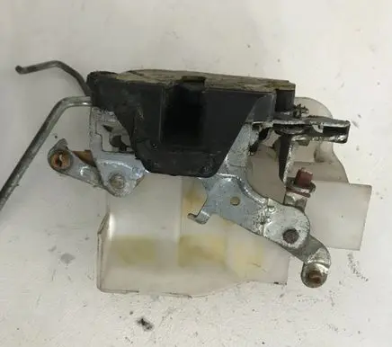 Toyota Corolla E110 Front door lock 235654
