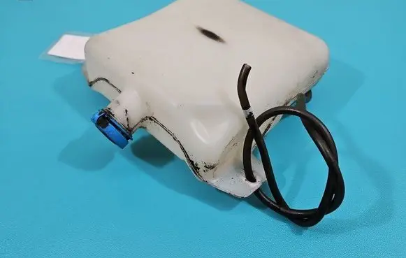 Windshield washer fluid reservoir/tank
